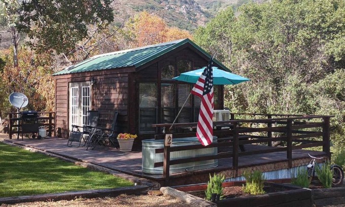 Three Rivers Cabina | Secluded Nature Escape, Pet Friendly with WiFi in Three Rivers