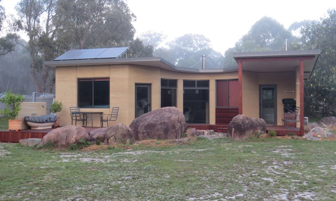 Cannon Creek Cabina | Secluded Off-Grid Rammed Earth Cabin