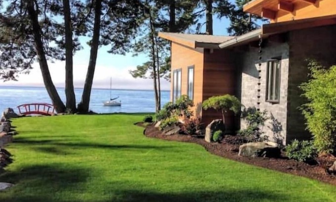 Sooke Casa | Secluded, peaceful, ocean front home. Close to all amenities/outdoor activities.