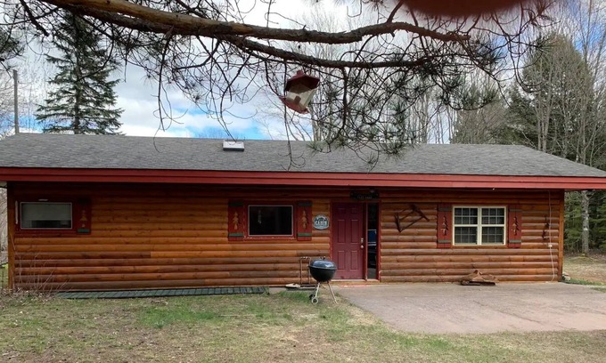 Wakefield Cabina | Secluded & Peaceful Riverside Cabin w/ Parking
