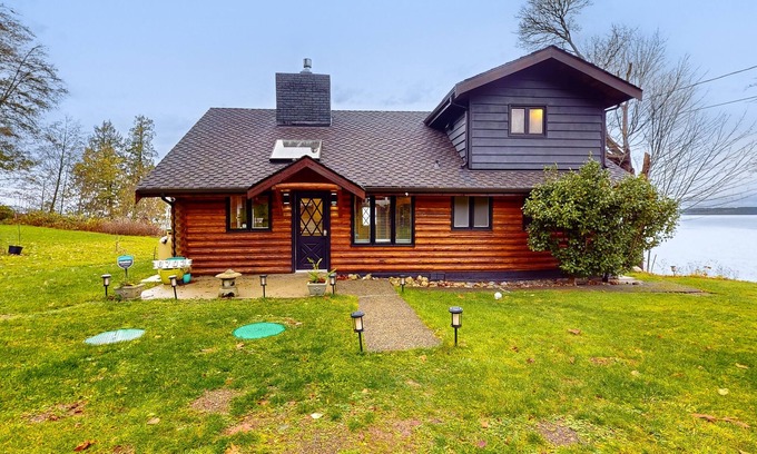 Blaine Cabina | Secluded, peaceful waterfront cabin with furnished patio & full kitchen