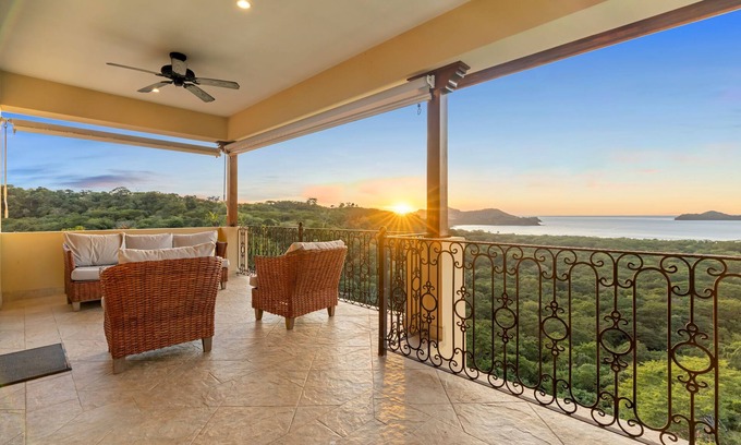 Playa Panamá Condominio | Secluded Penthouse - Sunset Views - Private Pool