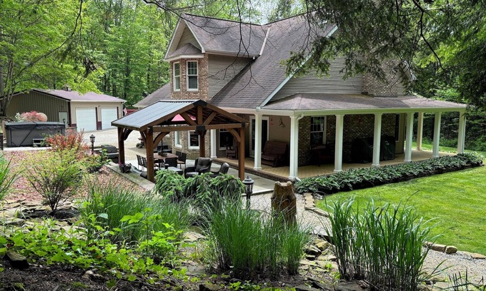 Rockbridge Casa | Secluded Retreat in Hocking Hills with Hot Tub – 10 Min from Old Man’s Cave