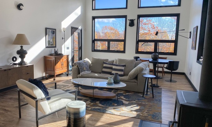 Lucerne-in-Maine Apartamento | Secluded retreat, modern luxury loft, Phillips Lake, Maine, close to Acadia.