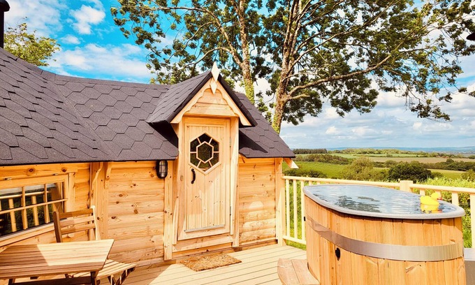 High Bickington Cabina | Secluded Romantic Cabin with Stunning Exmoor Views and Private Hot Tub