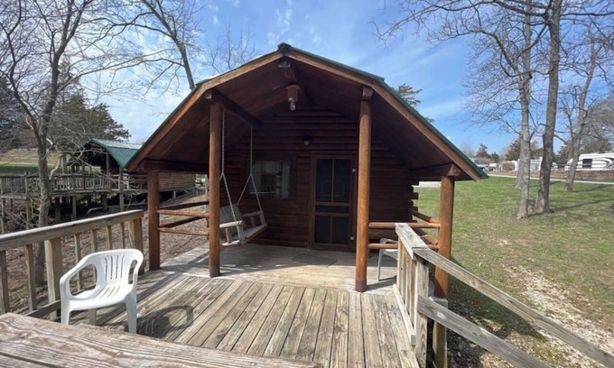 Bloomington Cabina | Secluded Rustic Cabin with Views