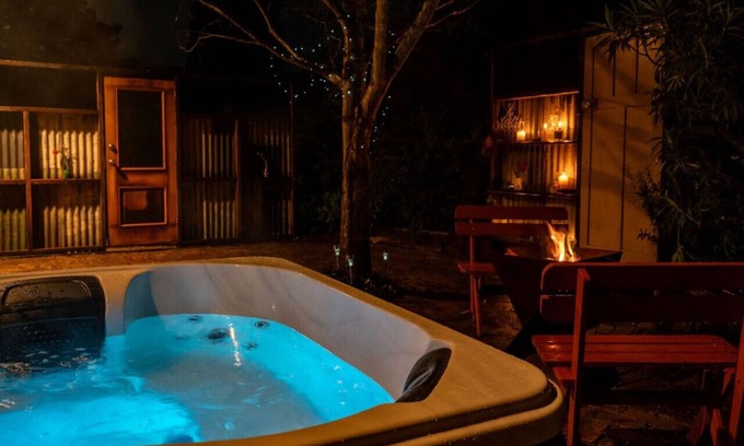 Leura Cabina | Secluded Rustic Charm: Buttercup Oasis with Hot Tub