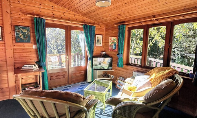 Allerthorpe Cabina | Secluded Rustic Lodge - A digital Detox Paradise