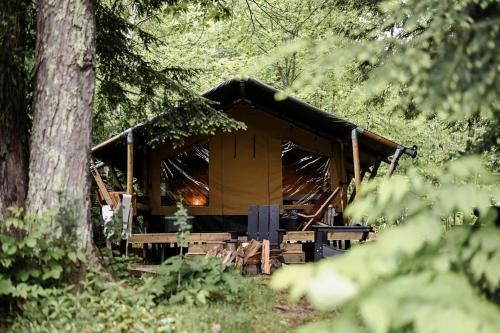North Woodstock Otro | Secluded Safari Tent with Amazing Lakefront Vistas, Sauna and Barbecue in North Woodstock, New Hampshire