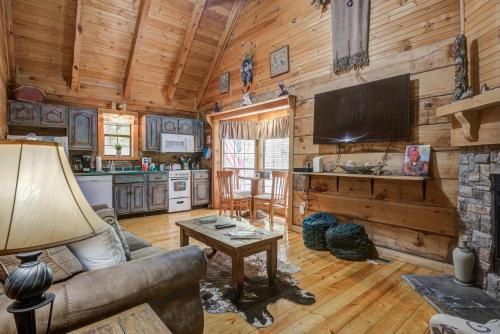 Gatlinburg - Pigeon Forge Casa | Secluded Sevierville Cabin with Hot Tub!