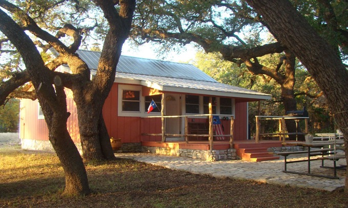 Leakey Cabina | Cabina de escape aislada y sombreada frente al río