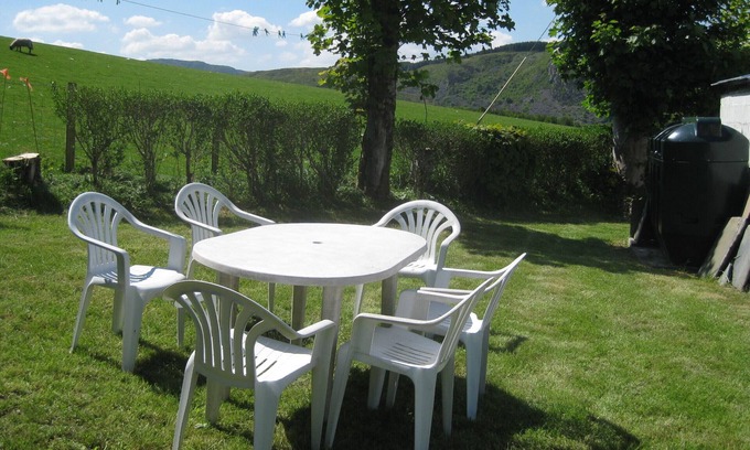 Llanuwchllyn Otro | Secluded Snowdonia famhouse with mountain views
