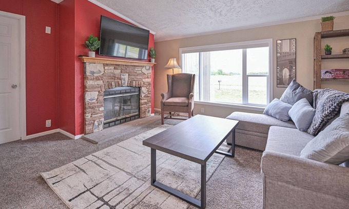 Emerado Casa | Secluded, Spacious 3Bd 2Ba 3/4 Acre, 13min to UND, <1mi Grand Forks AFB,