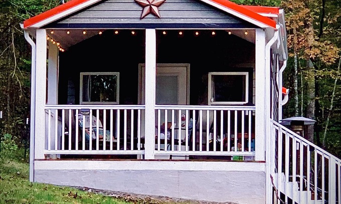 Franklin Cabina | Secluded Storybook Cabin -Dog Friendly with Fenced Yard and WIFI.
