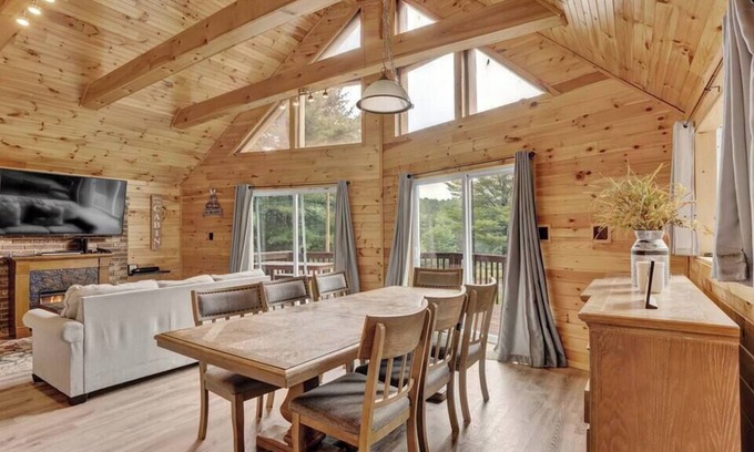 White Haven Cabina | Secluded Stream Front Log Cabin | HotTub | FirePit