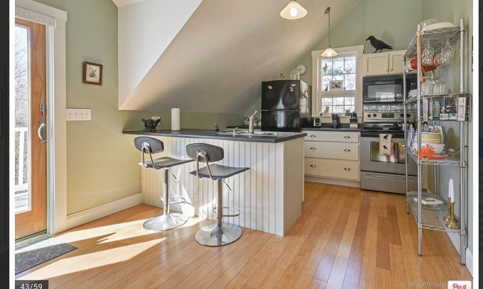 Town Hill Apartamento | Secluded, Stylish Studio Apartment Convenient to All!
