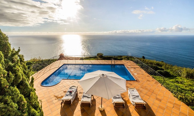 Paul do Mar Villa | Aislada Sunset Villa ubicada en exuberantes jardines maduros con increíbles vistas al mar