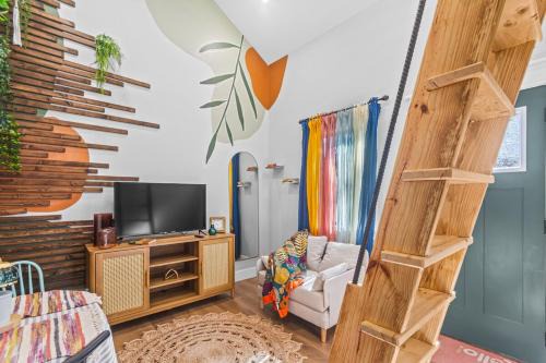 Greenville - Spartanburg Casa | Secluded Tiny Home in Exclusive Paris Mountain!