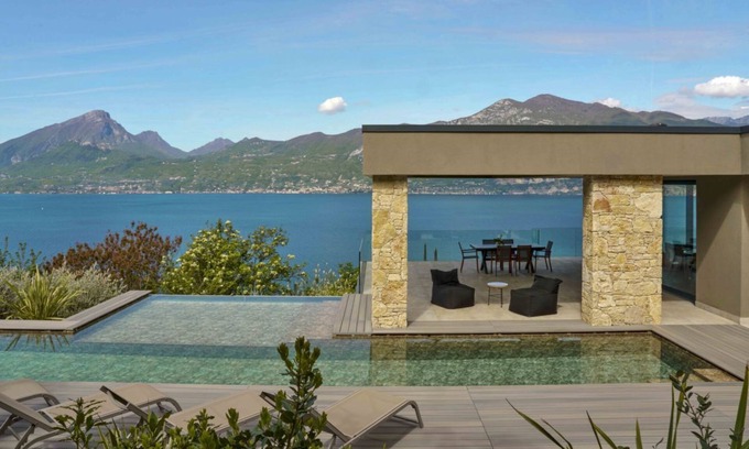 Brenzone sul Garda Villa | Villa apartada, con vistas épicas y piscina, a 6 minutos en coche del centro del pueblo y de la playa pública.