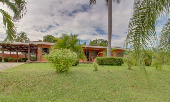 San Mateo Villa | Agradable para perros, villa aislada w / piscina, terraza, parrilla y gran lote privado