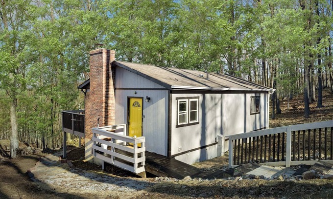 New Market Chalet De Esquí | Secluded w Fireplace, Deck, Fire Pit, Grill & WiFi