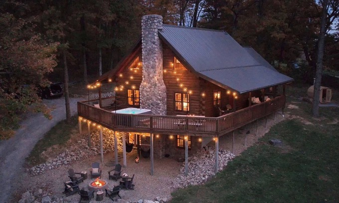 Carbon Hill Cabina | Secluded w/ View! Hot tub! Sauna! Sleeps 14!