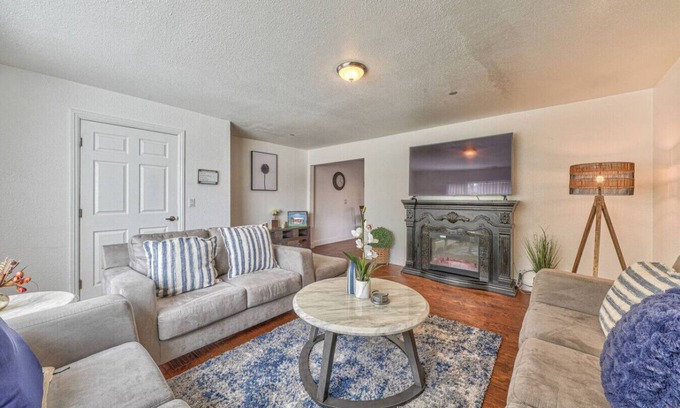 Marina Casa | Cozy home10 Minute Walk To The Beach & Short Drive to Town and Aquarium