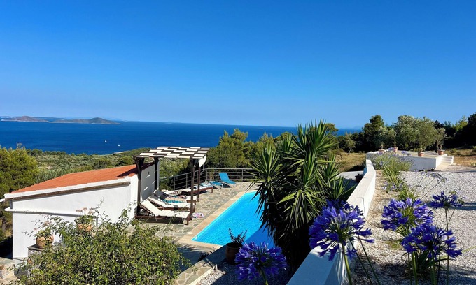 Alonissos Villa | Chic Alonissos Luxury Villa Pool con impresionantes vistas al mar. Privacidad y encanto. Wi-Fi