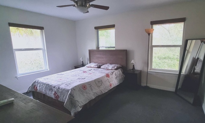 Bayou Oaks Apartamento | Second Floor 4B 4B Apartment with Disney, Netflix, Hulu, & ESPN