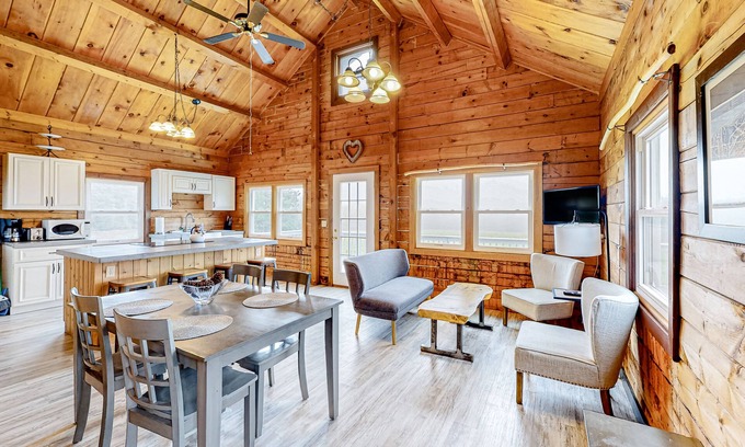 Montgomery Center Condominio | Second floor, dog-friendly condo with modern decor and lovely views