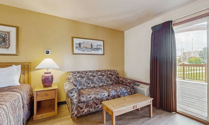 Wisconsin Dells Condominio | Second-floor hotel-style condo with fast WiFi, central AC, & kitchenette
