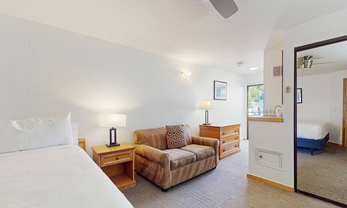 West End Cabina | Second-floor room on Main St - pool & hot tub - walk to lifts, dog-friendly