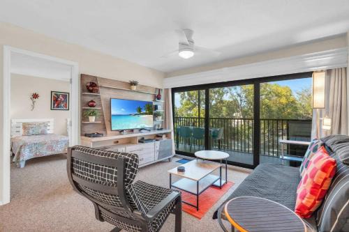 Park Shore Casa | Second Floor With Lake and Fountain View