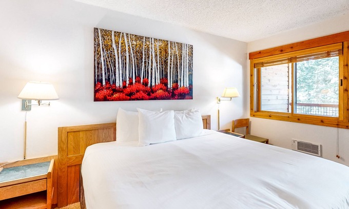 Tahoe Woods Apartamento | Second-level studio with mountain views - pool & covered balcony