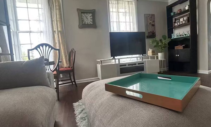 St. Joseph Apartamento | Second story Apartment with Castle View