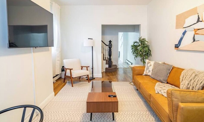 West Side Apartamento | Seconds from Lincoln Park, NYC transit
