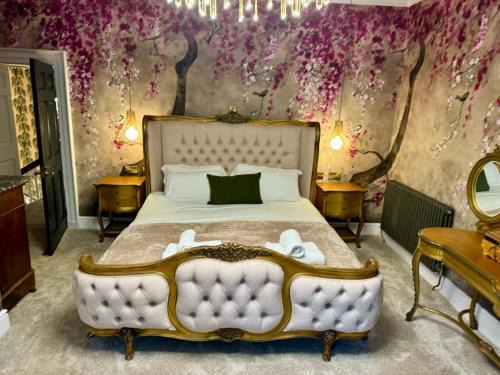 Leyburn Casa | Secret Garden House - 7 bed Manor House with Hot Tub and Magical walled Gardens
