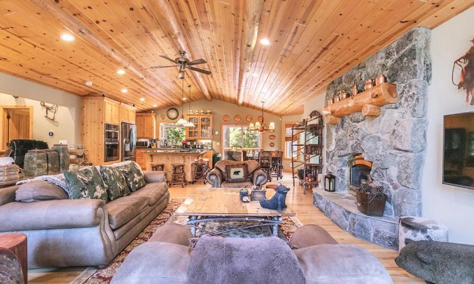 Carnelian Bay Casa | Secret Garden Lodge - 4BR Walking Distance to the Lake, Hot Tub, Close to Ski Resorts!