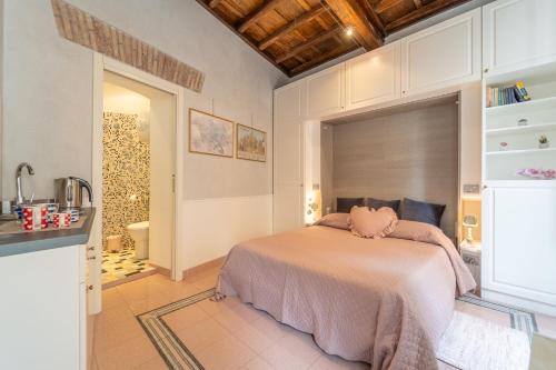 Roman Ghetto Apartamento | Secret Studio Retreat in the Heart of the Ghetto by Houseeds