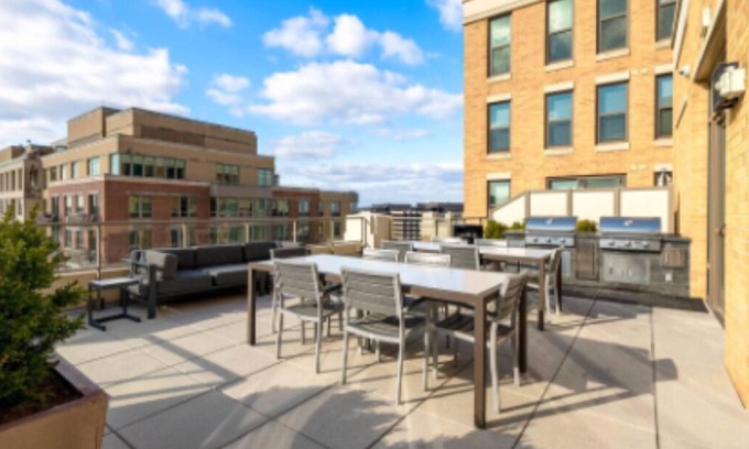 Aurora Highlands Apartamento | Secure Stylish 1BR Apt with Free Parking, In-Unit Laundry, Prime Spot!