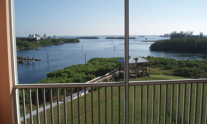 Placida Condominio | ¡Ver es creer! ¡Increíble Condominio frente al puerto de Boca Vista!