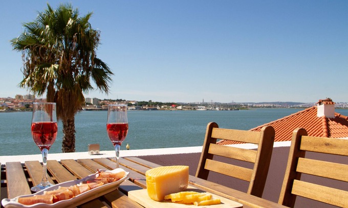 Arrentela Apartamento | Loft con terraza y vista al río en Seixal. Aire condicionado. Ideal para 2pax.