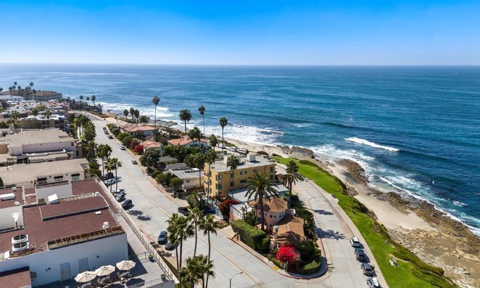 Village of La Jolla Apartamento | Seize The Day