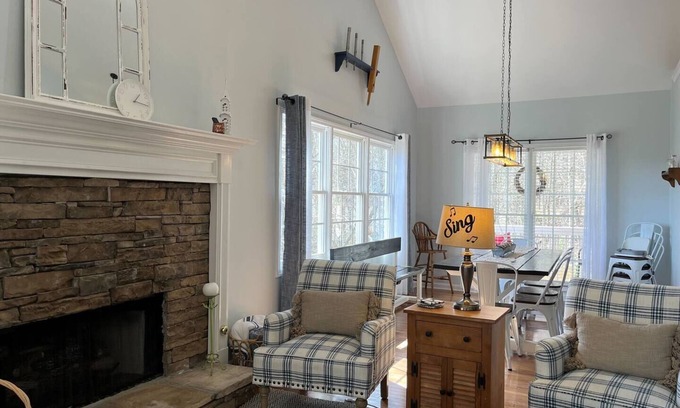 Dahlonega Cabaña | Selah - 12 min Dahlonega, Pool Table, Record Player, 5 Acres with Trails