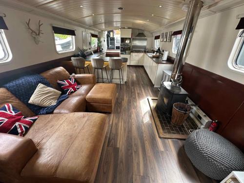 Runnymede Alquiler De Eote | Selene Unique Luxury Houseboat Experience