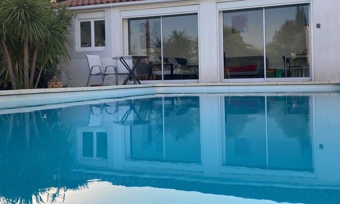 Saint-Mitre-les-Remparts Casa | Self-catering T1 vacation rental with swimming pool