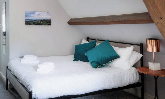 Box Apartamento | Autoservicio en Coach House cerca de Bath, para 4 personas con entrada privada, baño de mármol, estacionamiento, wifi