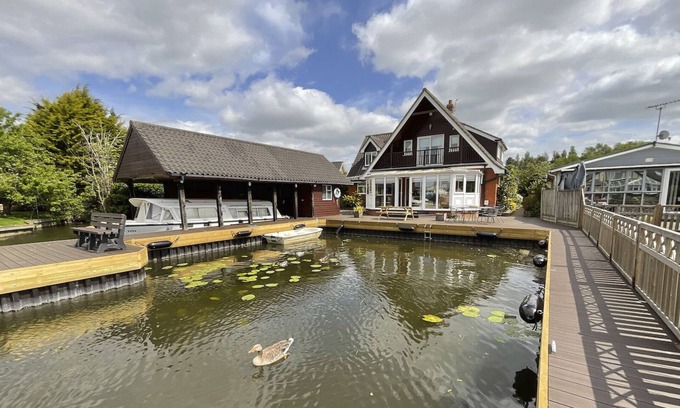 Hoveton Cabaña | Self Catering 5 Bedroom Waterside Retreat Cottage Wroxham, Norfolk Broads, Inglaterra