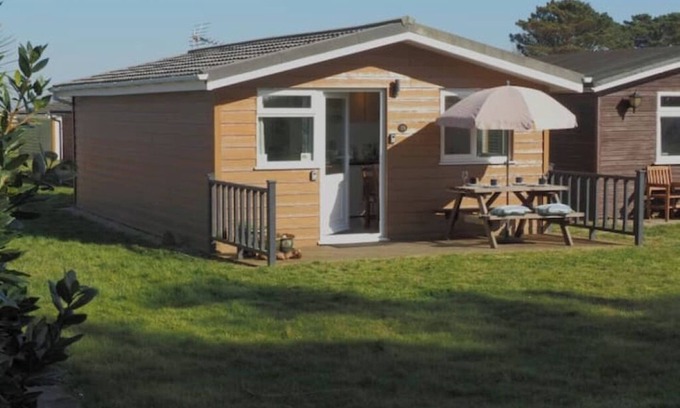 Padstow Chalet De Esquí | Self Catering Chalet. Sleeps 4. Set in 27 acres of parkland