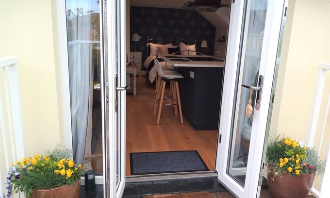 Woolsery Apartamento | Self catering apartment for 2 + cot - dog friendly, near Bideford, North Devon